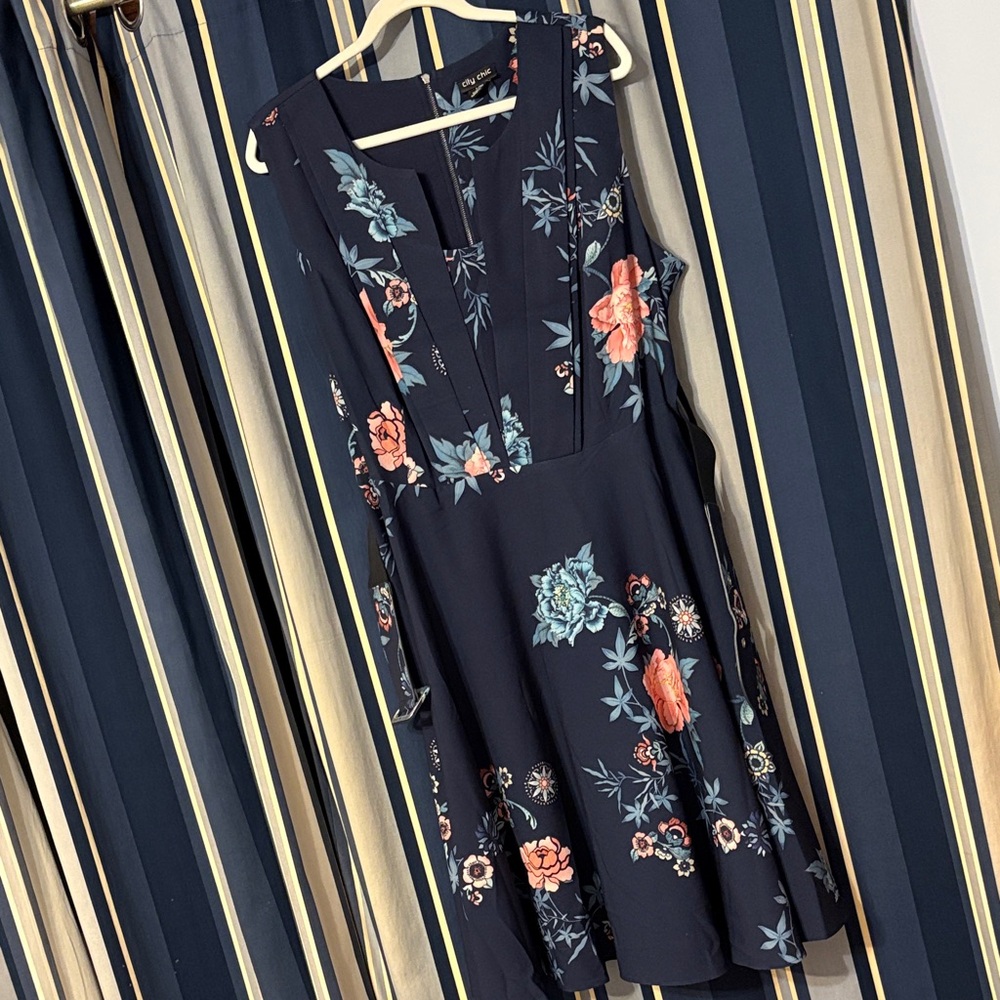 City Chic sleeveless dress, fit and flare with belt, L/20
